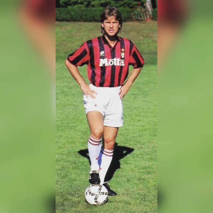 开云平台-米兰旧照回顾拉杜乔尤红黑岁月|AC米兰|ac米兰|老照片_新浪新闻