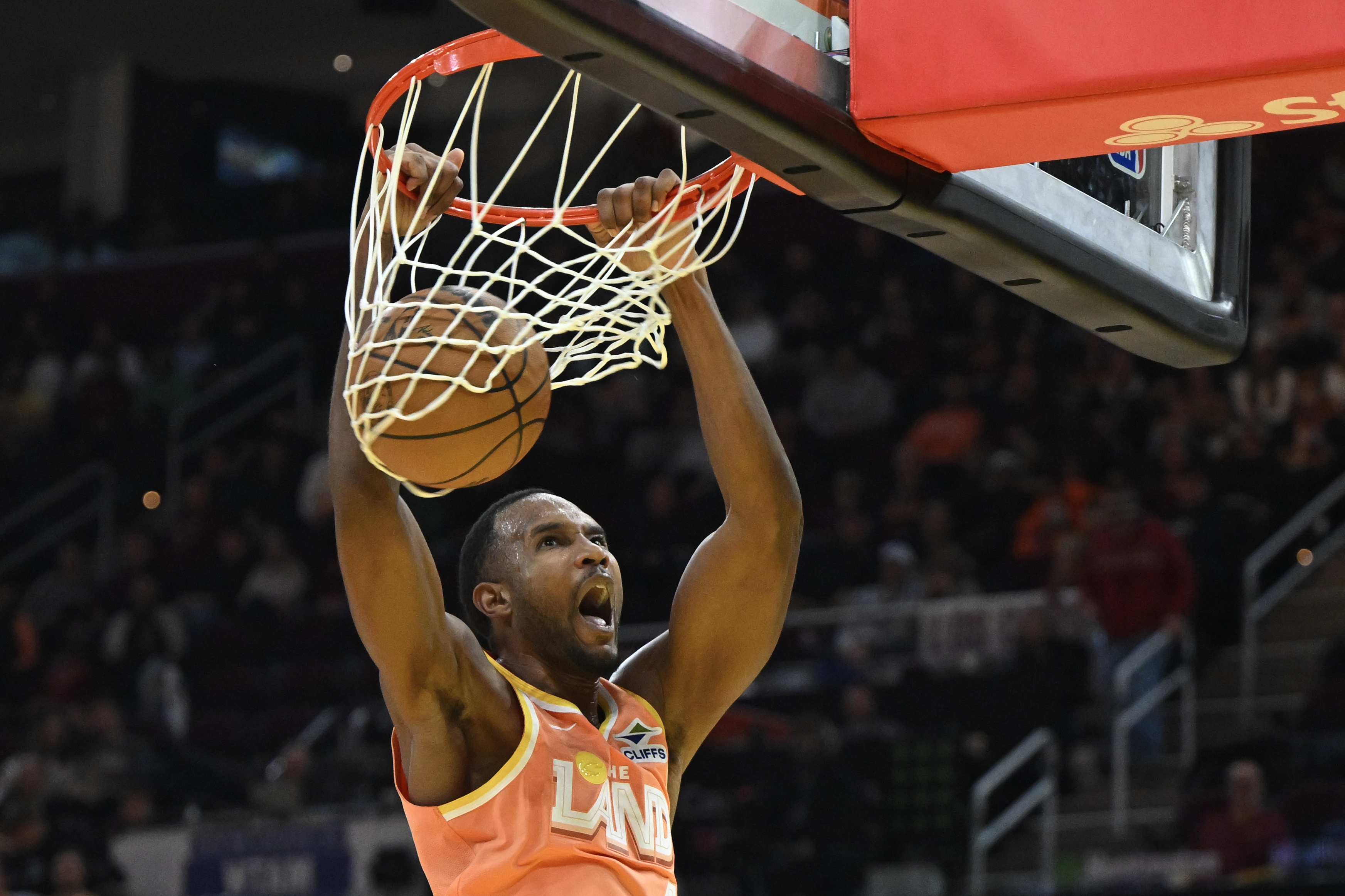 开云App-年仅24岁！小莫布里生涯500次盖帽 骑士队史第5人&amp;最年轻达成球员