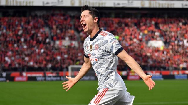 开云在线-告别低谷找回进球节奏 莱万双响引发药厂大崩盘